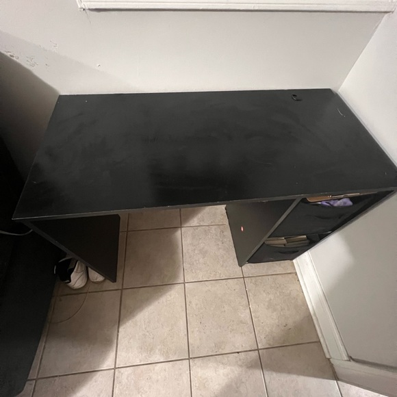 Desk with two storage units - Picture 3 of 3